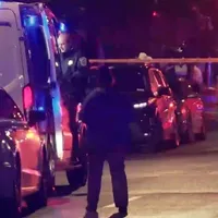 Doi membri ai personalului ambasadei...
